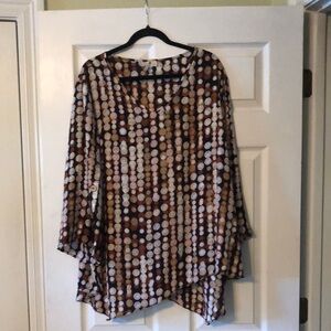 Flowy top with 3/4 length button sleeve asymmetrical hem Sz 22/24